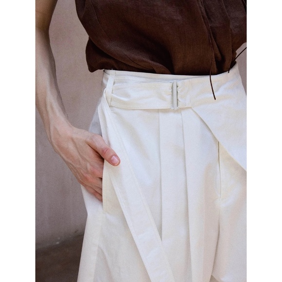 Trendy tailored five-pocket Bermuda length with a relaxed straight. - Picture 4 of 5